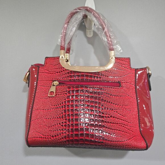 ๐ขโDanbaoly Red Patent Croc Embossed leather bag.  Red and Gold - Picture 5 of 11
